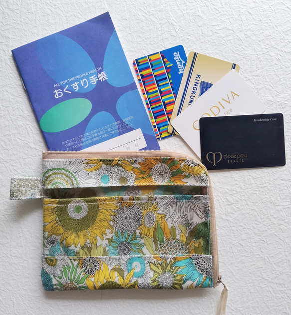 ★受注制作★ 仕切り付きA6（お薬手帳）カード入れつきＬ字ファスナークリアポーチ  リバティ　ラミネート　お好みの柄でオ 1枚目の画像