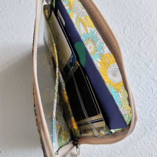 ☆受注制作☆ 仕切り付きA6（お薬手帳）カード入れつきL字ファスナー