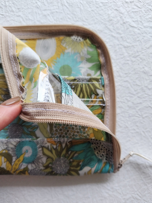 ★受注制作★ 仕切り付きA6（お薬手帳）カード入れつきＬ字ファスナークリアポーチ  リバティ　ラミネート　お好みの柄でオ 6枚目の画像