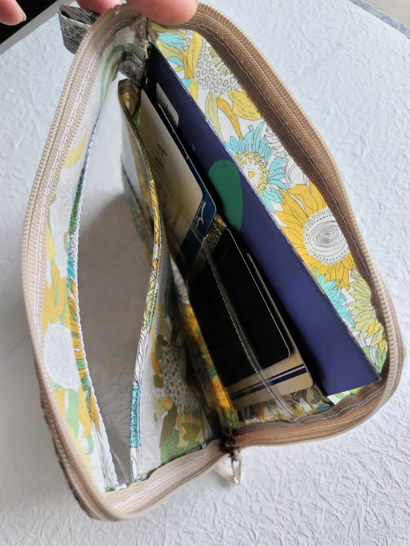 ★受注制作★ 仕切り付きA6（お薬手帳）カード入れつきＬ字ファスナークリアポーチ  リバティ　ラミネート　お好みの柄でオ 7枚目の画像