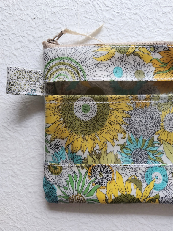 ★受注制作★ 仕切り付きA6（お薬手帳）カード入れつきＬ字ファスナークリアポーチ  リバティ　ラミネート　お好みの柄でオ 3枚目の画像