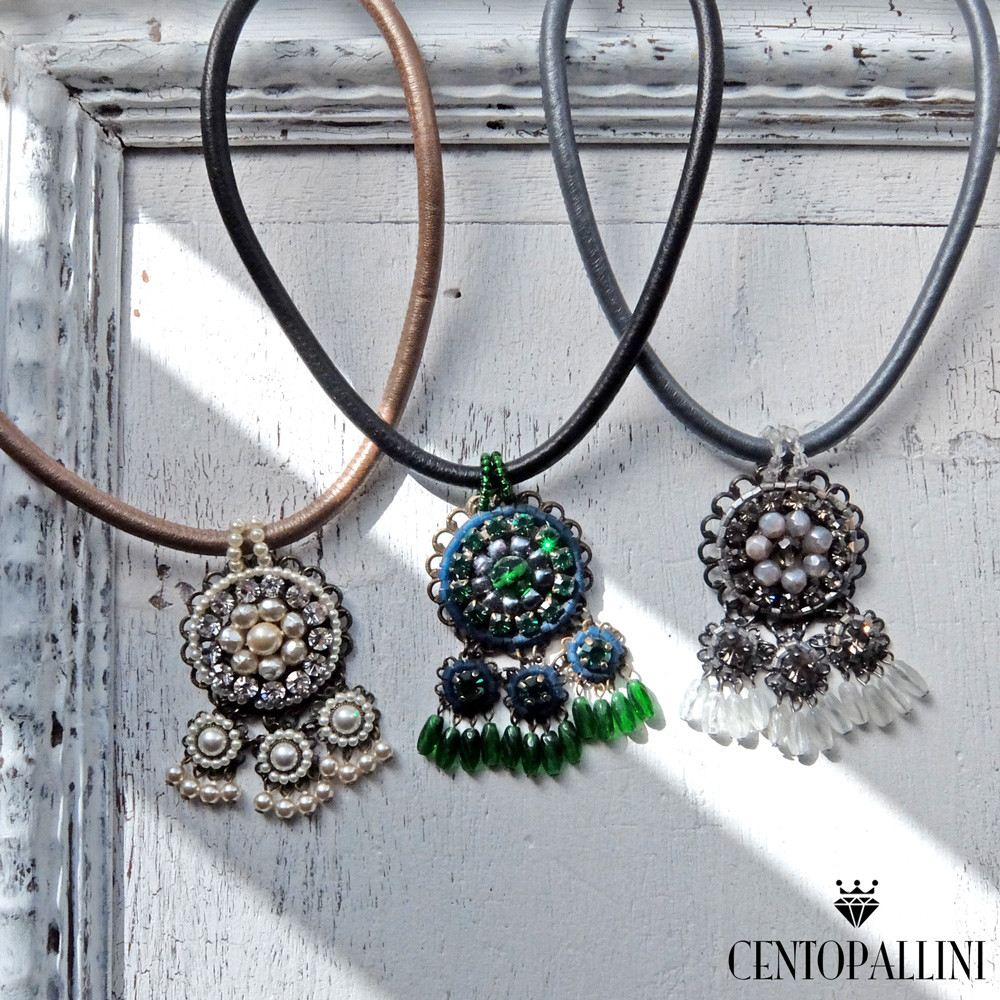 ラインストーンとさまざまなガラスビーズを組み込んだ本革コードのネックレス、ラインストーンとガラスパールネックレス