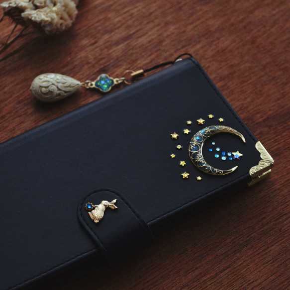 手帳型スマホケース『ブルームーンと青い流星×うさぎ』マットな黒にゴールドの月や星が映える！ほぼ全機種対応スマホカバー 1枚目の画像