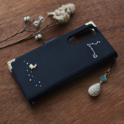 手帳型スマホケース『ブルームーンと青い流星×うさぎ』マットな黒にゴールドの月や星が映える！ほぼ全機種対応スマホカバー 9枚目の画像