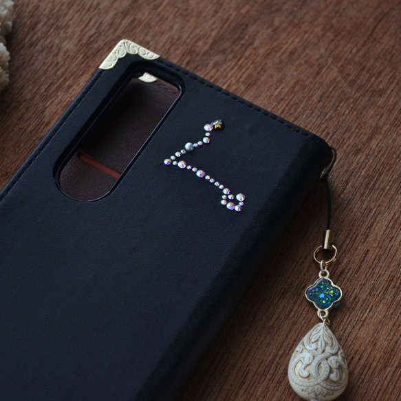 手帳型スマホケース『ブルームーンと青い流星×うさぎ』マットな黒にゴールドの月や星が映える！ほぼ全機種対応スマホカバー 11枚目の画像