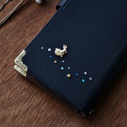 手帳型スマホケース『ブルームーンと青い流星×うさぎ』マットな黒にゴールドの月や星が映える！ほぼ全機種対応スマホカバー 10枚目の画像
