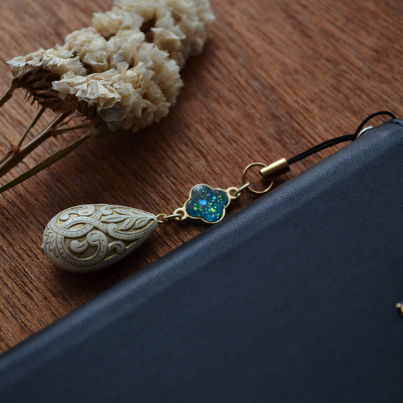 手帳型スマホケース『ブルームーンと青い流星×うさぎ』マットな黒にゴールドの月や星が映える！ほぼ全機種対応スマホカバー 8枚目の画像