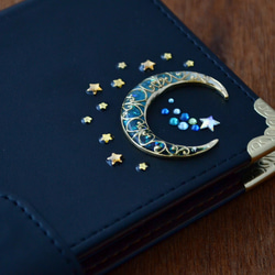 手帳型スマホケース『ブルームーンと青い流星×うさぎ』マットな黒にゴールドの月が映える！ほぼ全機種対応 3枚目の画像