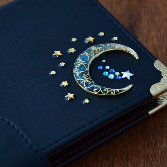 手帳型スマホケース『ブルームーンと青い流星×うさぎ』マットな黒にゴールドの月や星が映える！ほぼ全機種対応スマホカバー 3枚目の画像