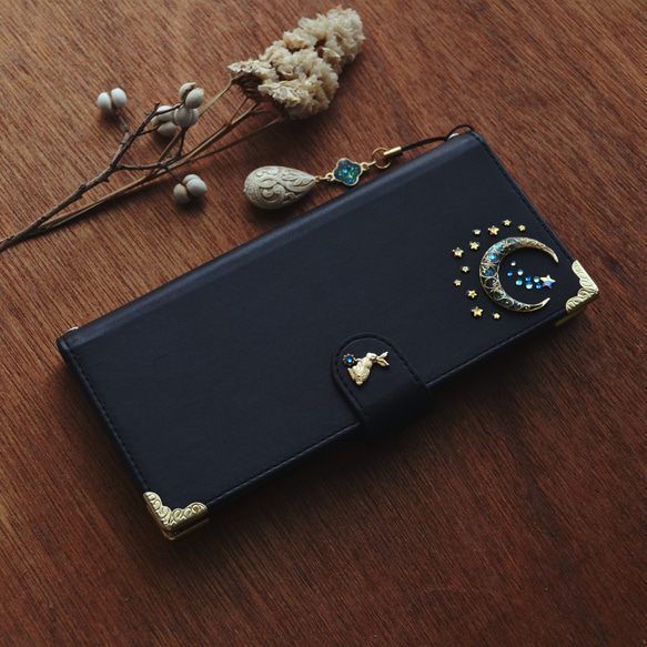 手帳型スマホケース『ブルームーンと青い流星×うさぎ』マットな黒にゴールドの月や星が映える！ほぼ全機種対応スマホカバー 2枚目の画像