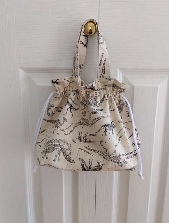 お道具袋　お弁当袋　巾着トート　トートバッグ　おむつ入れ　お散歩トート【恐竜☓キナリ】 1枚目の画像