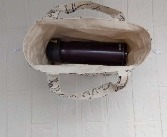 お道具袋　お弁当袋　巾着トート　トートバッグ　おむつ入れ　お散歩トート【恐竜☓キナリ】 5枚目の画像