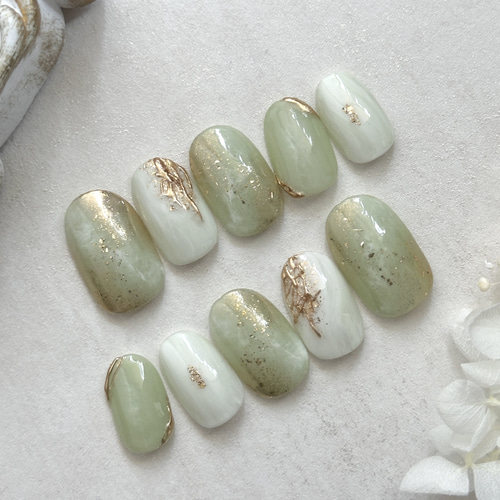 くすみグリーンのニュアンスネイル/ミラーネイル/ピスタチオカラー