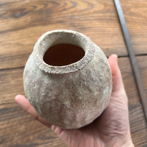 信楽焼　花器　うずくまる　フック付き Amazon.co.jp: 古信楽風うずくまる掛花入 3.5号 信楽焼 陶器