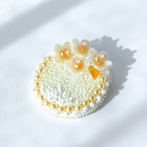 ビーズ刺繍ブローチ【サンリットペタルズ】 ブローチ ym
