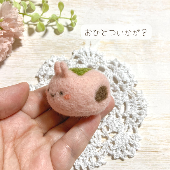 ♡春のうさくらもち♡羊毛フェルトのうさぎ桜餅 マスコット 置き物 キーホルダー ウサギ 兎 フェイクフード スイーツ 5枚目の画像