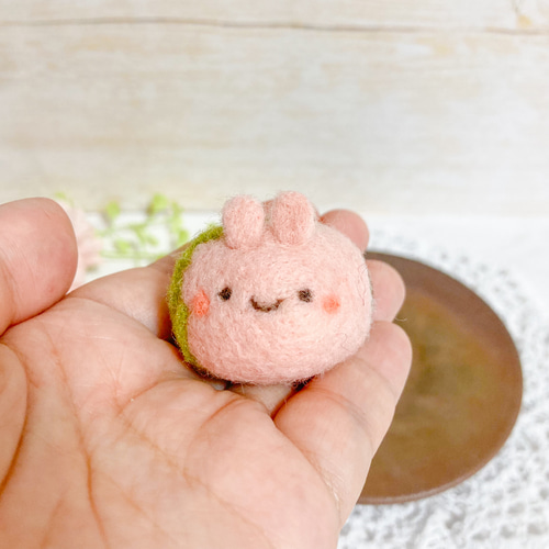 ♡春のうさくらもち♡羊毛フェルトのうさぎ桜餅 マスコット 置き物