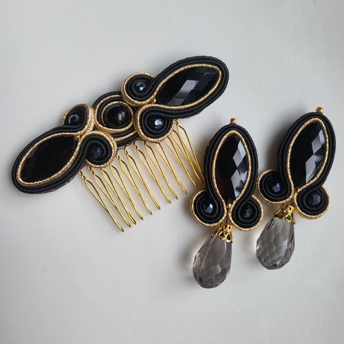 ソウタシエ ヘアコームと耳飾りのセット 黒と金