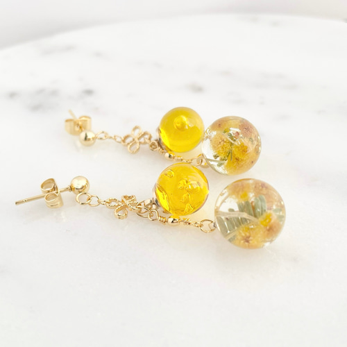 ミモザとお花チェーンのピアス／イヤリング ピアス（フック
