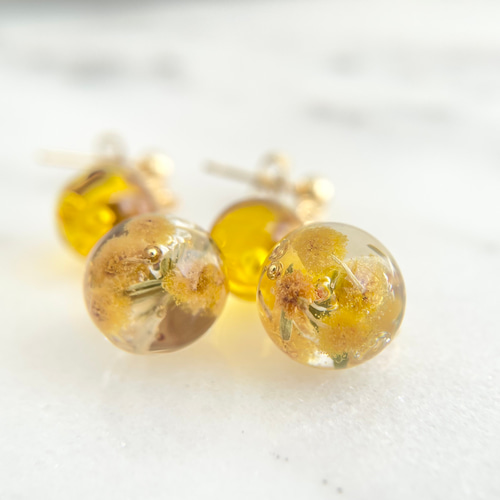 【気質アップ】 ミモザとお花チェーンのピアス／イヤリング ピアス（フック イヤリング・ノンホールピアス