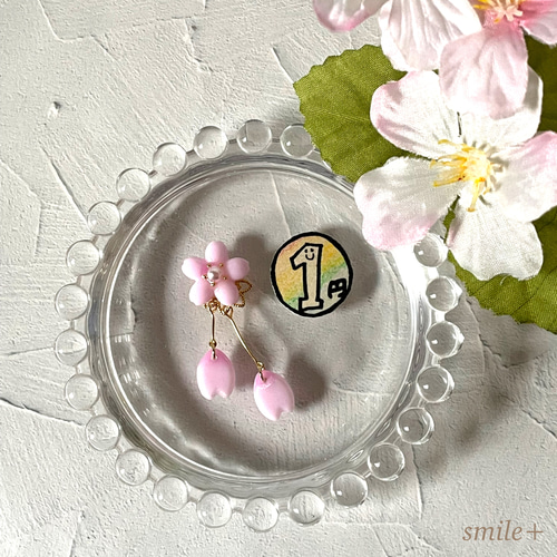 揺れる淡いピンクの桜花びら ピンバッジ ピンバッチ smile+ 通販