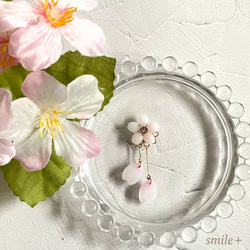 揺れる白い桜花びら ピンバッジ 2枚目の画像