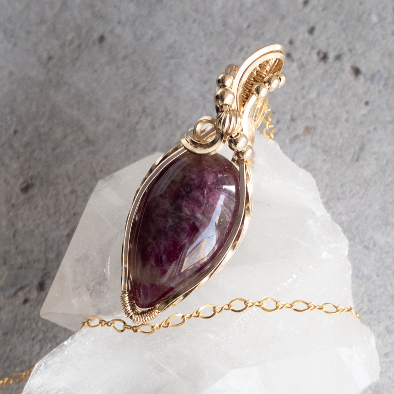 ＜ピンクトルマリン in スモーキークォーツ＞ 14kgf スワールウェーブ ペンダント