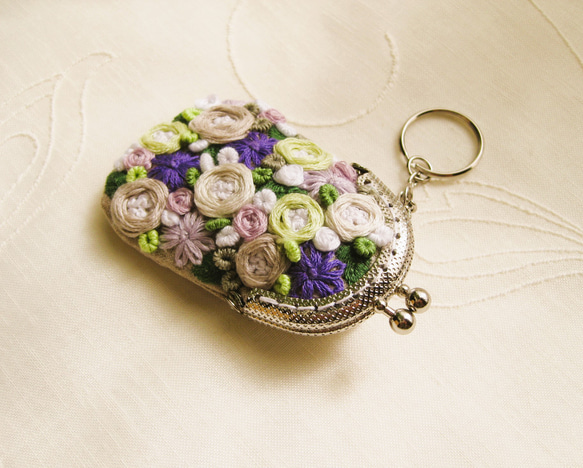 小さな小さな手刺繍のがま口　（薔薇） 2枚目の画像