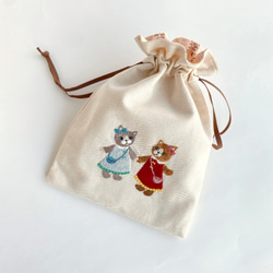 四角い刺繍巾着＊お出かけねこちゃん〈無料ラッピング〉 1枚目の画像