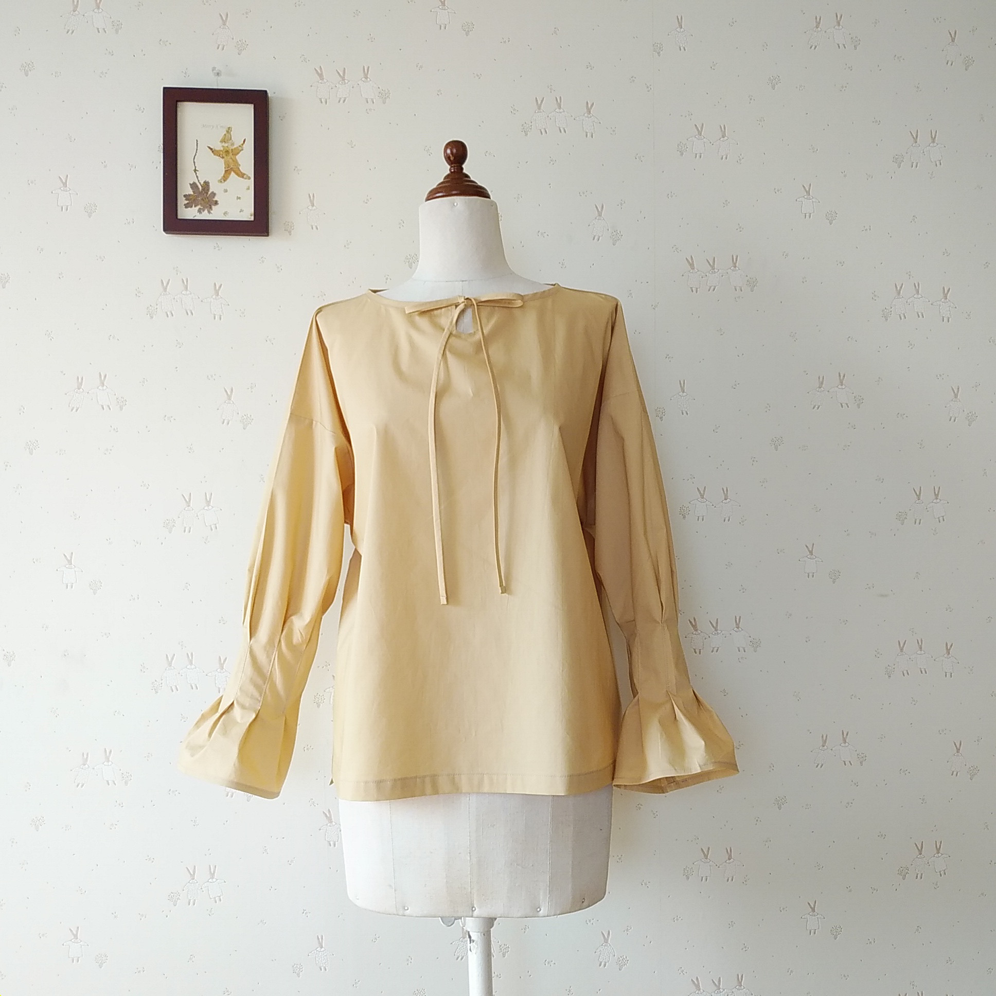 ふんわり袖口タックプルオーバー☆胸元リボンで魅せる（コットン１００％♪ベージュ)