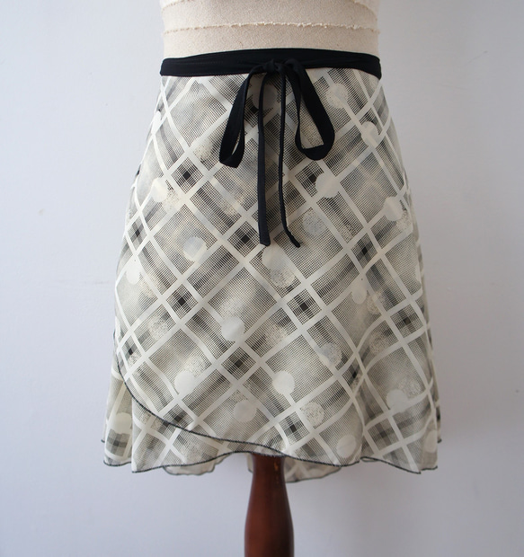 ***SALE***バレエ　ラップスカート[ドットチェック・クリーム52-117] A066 2枚目の画像