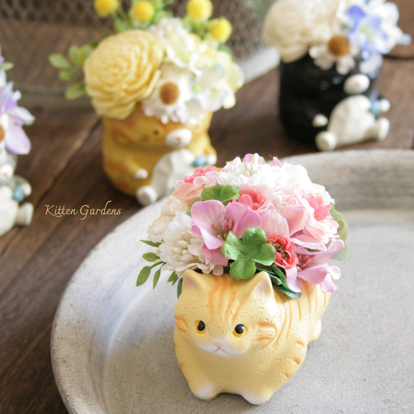 春色のお花を運ぶ猫アレンジメント 4枚目の画像