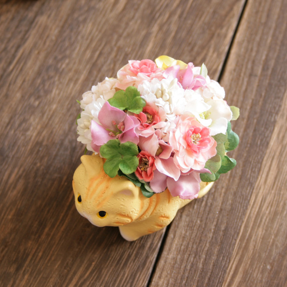 春色のお花を運ぶ猫アレンジメント 10枚目の画像