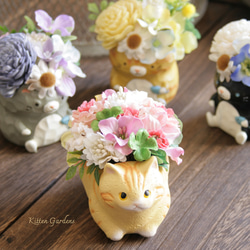春色のお花を運ぶ猫アレンジメント 1枚目の画像