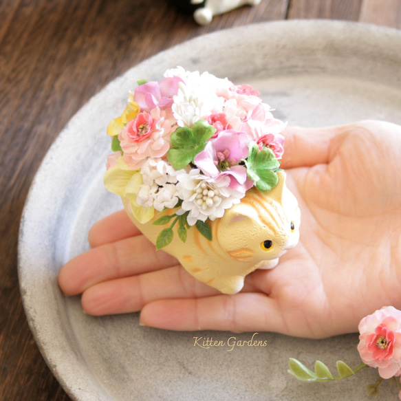 春色のお花を運ぶ猫アレンジメント 3枚目の画像