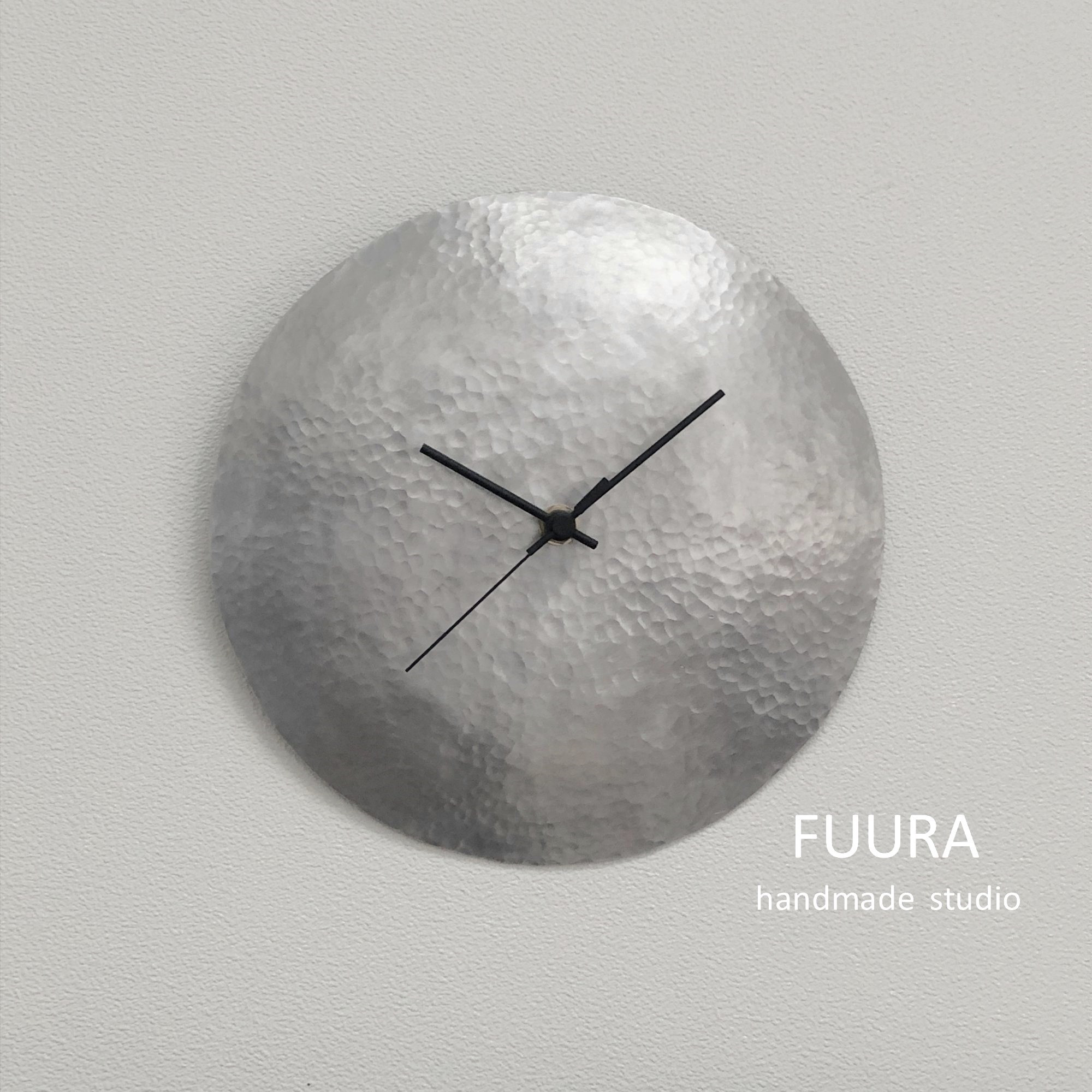 槌目模様の壁掛け時計/アルミ/シンプル