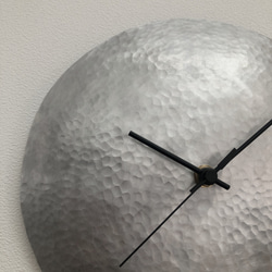 槌目模様の壁掛け時計/アルミ/シンプル 6枚目の画像