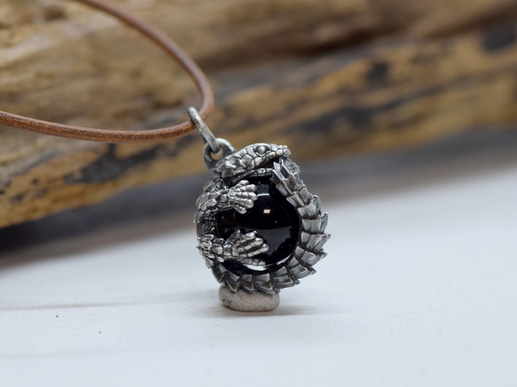 身守りアルマジロトカゲ玉ペンダント　モリオン(黒水晶)　革ヒモネックレス付き 4枚目の画像