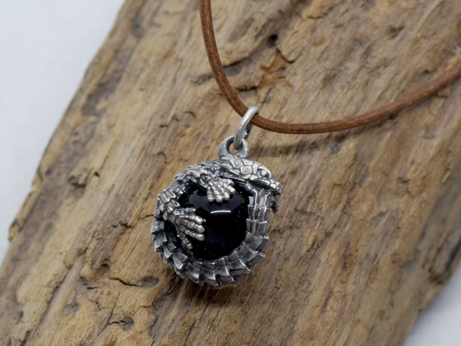 身守り、アルマジロトカゲ玉ペンダント　モリオン(黒水晶)　革ヒモネックレス付き