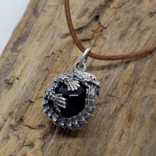 身守り、アルマジロトカゲ玉ペンダント モリオン(黒水晶) 革ヒモ