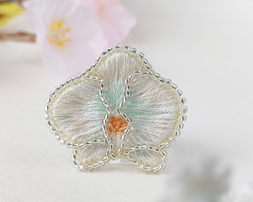 受注制作】胡蝶蘭の刺繍ブローチ 入学式 卒園 フォーマル ブローチ