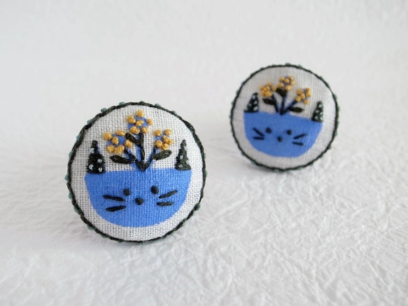 bloomingねことうさぎの刺繍ブローチ2個セット│福袋＊ハッピーバッグ【Creema限定】 3枚目の画像