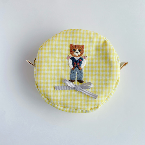 まんまる刺繍ポーチ*両手に花、両肩にちょうちょのねこ まんまる刺繍ポーチ*両手に花、両肩にちょうちょのねこ
