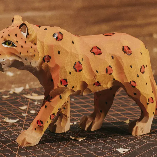 恐ろしい猛獣！ 木彫りのトラ、ホワイトタイガー、ヒョウ、ライオン