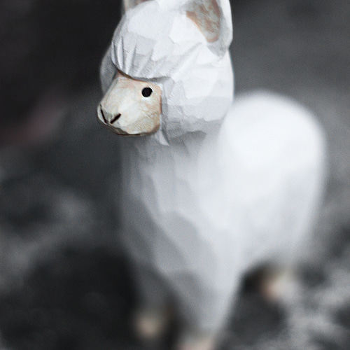 呆然としたアルパカ 木彫りのアルパカ 置物 ギフト プレゼント ギフト