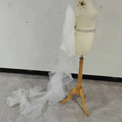可愛い ふっくら柔らかなバックリボン オフホワイト ビジュー ウエディングドレス 2枚目の画像