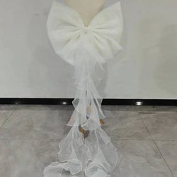 可愛い ふっくら柔らかなバックリボン オフホワイト ビジュー ウエディングドレス 3枚目の画像