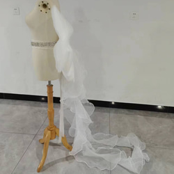 可愛い ふっくら柔らかなバックリボン オフホワイト ビジュー ウエディングドレス 5枚目の画像