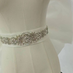 可愛い ふっくら柔らかなバックリボン オフホワイト ビジュー ウエディングドレス 4枚目の画像