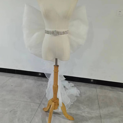 可愛い ふっくら柔らかなバックリボン オフホワイト ビジュー ウエディングドレス 1枚目の画像